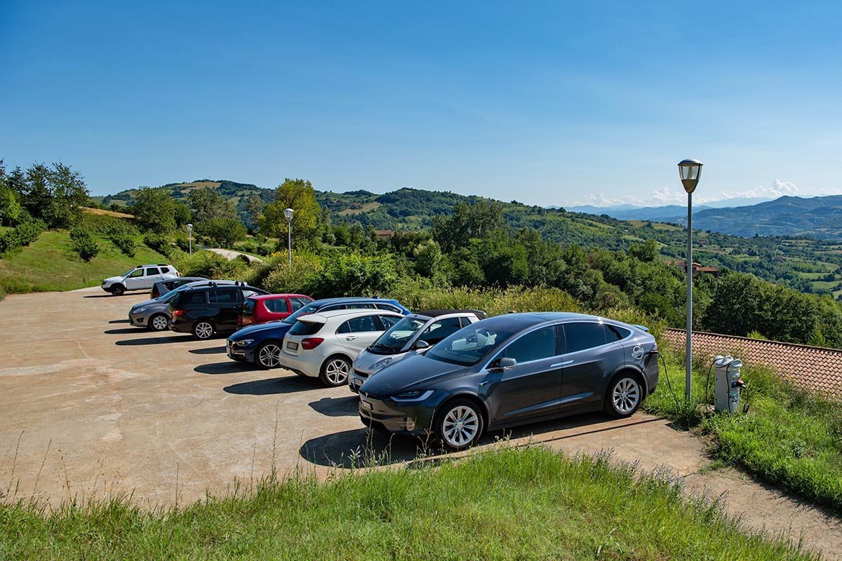 Gratis-Parkplatz mit Ladestation